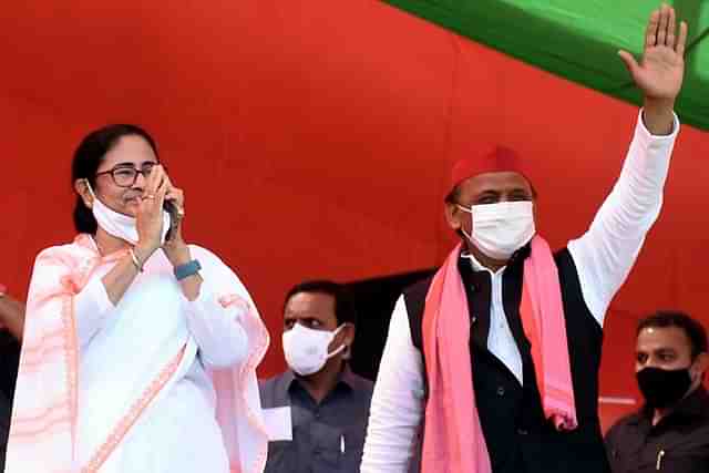 Mamata Banerjee with Akhilesh Yadav at the Varanasi rally.