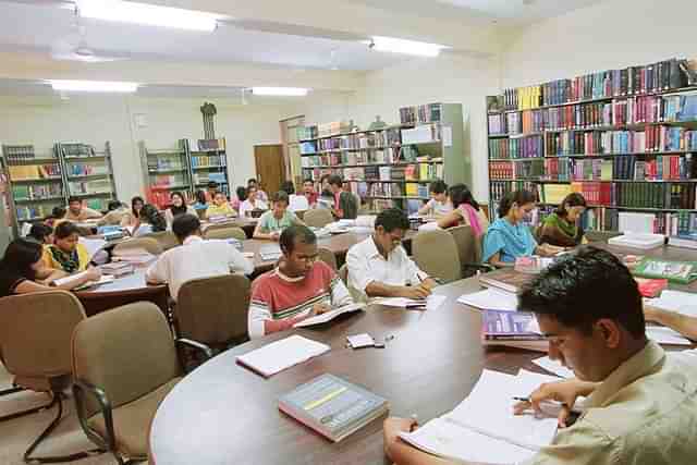 An inside view of a medical library (Wikimedia Commons) 