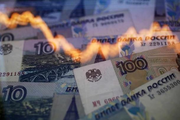 Ruble falls after announcement to harsh sanctions on Russia