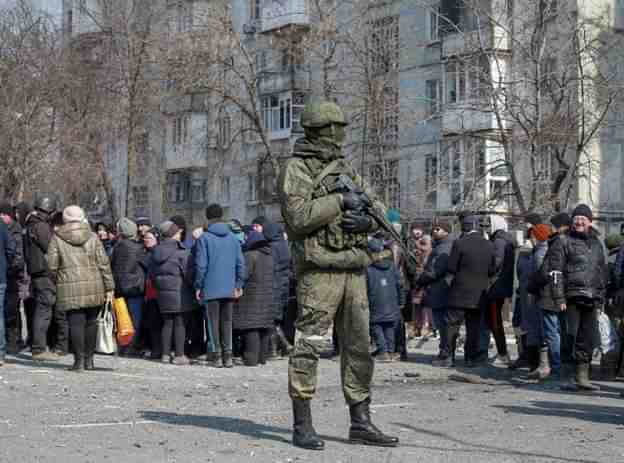 People queuing up for food in Mariupol 