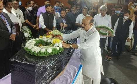 Chief Minister offering his respect to the mortal remains 