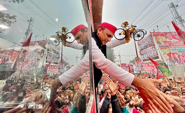 Akhilesh Yadav participating in a Samajwadi Party road show. (Akhilesh Yadav/Twitter)