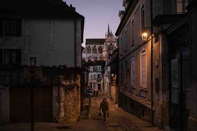 Apathy and anger loom in a gloomy France ahead of the 1st round of polls on this Sunday. 