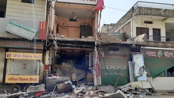 Shops on way to Talab Square