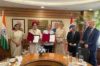 Union Minister of Petroleum and Natural Gas Hardeep Singh Puri, Norwegian Foreign Minister Anniken Huitfeldt, ONGC CMD Dr Alka Mittal and Executive Vice President of Equinor Irene Rummelhoff with other delegates (PIB)