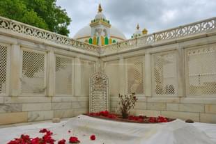Aurangzeb's Tomb in Khuldabad (Twitter)