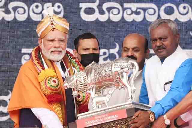 Karnataka CM Bommai presenting a memento to PM Modi in Bengaluru (@BSBommai/Twitter)