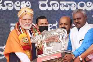 Karnataka CM Bommai presenting a memento to PM Modi in Bengaluru (@BSBommai/Twitter)