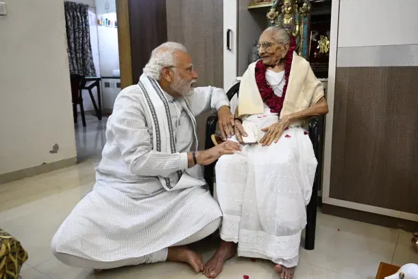 PM Modi with his mother Hiraben (File Photo)