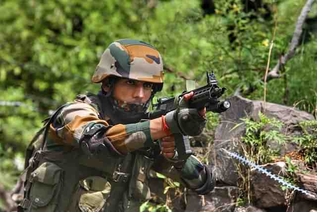 Indian army personnel from White Night Corps armed with a Sig 716i, 2021. (PRO Defence Jammu/Wikipedia)