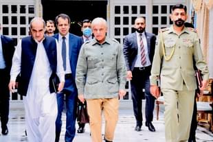 Pakistan PM Shehbaz Sharif (Middle) (Pic Via Twitter)