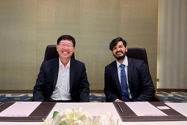 Foxconn Chairman Young Liu with Vedanta's Akarsh Hebbar
(Global MD - Display & Semiconductor Business) (Photo: Vedanta Limited/Twitter)