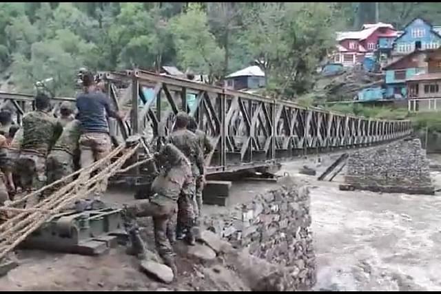Bailey bridge built by Indian Army (@proudhampur/Twitter)