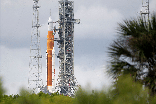 NASA's SLS rocket and Orion
spacecraft are seen at Launch Pad 39B the day before scrubbed launch attempt. (Photo: NASA HQ Photo/Twitter)