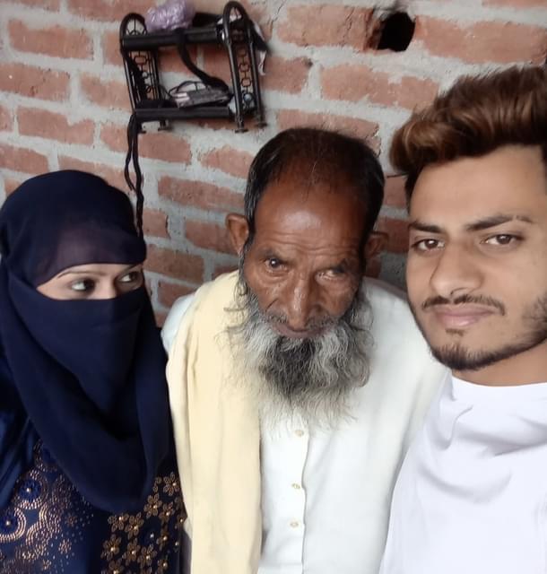 Firoz (extreme right) with Preeti (extreme left) with his father
