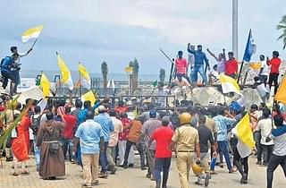 Protesters carrying plain white-and-yellow flags at Vizhinjam.