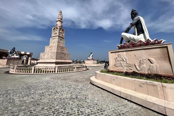 Saptarishis with the Shiva Stambha