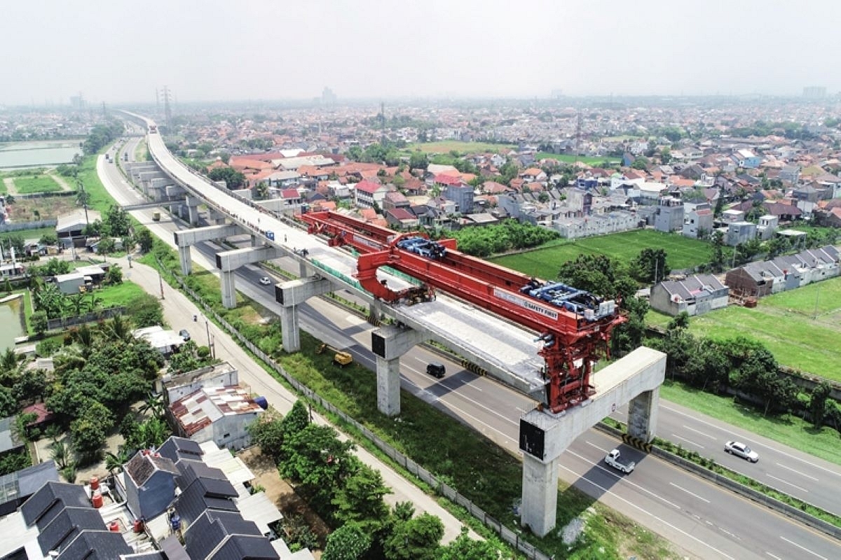 Indonesia menunda dimulainya uji coba kereta api cepat Jakarta-Bandung sepanjang 142 km, diharapkan dapat beroperasi pada bulan Oktober