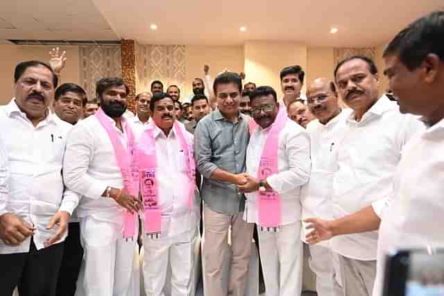 BJP leaders K Swamy Goud and Sravan Dasoju rejoining TRS (@KPRTRS/Twitter)