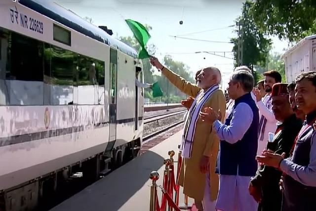 Prime Minister Modi flagging off the Vande Bharat Express from Una.