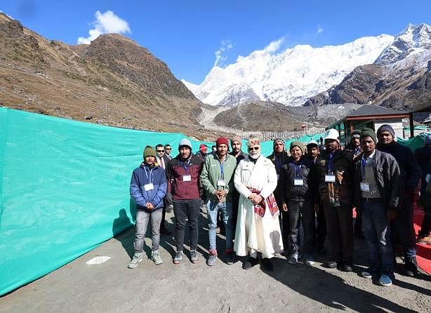 PM Modi interacting with workers at Kedarnath (PMO)