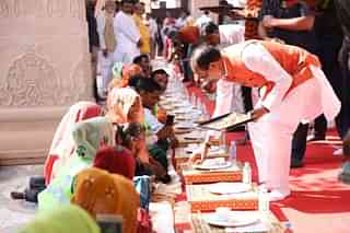 MP CM Shivraj Singh Chouhan serving food to the workers and artisans involved in 'Mahakal Lok' construction (Pic Via Twitter)