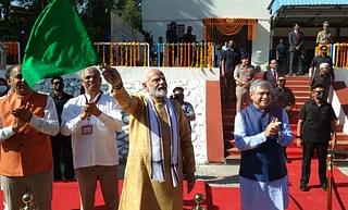 PM Modi with Railway Minister Ashwini Vaishnaw flagging off the Vande Bharat Express from Una.