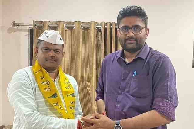 AAP Gujarat unit president Gopal Italia welcoming BJP MLA Kesarisinh Solanki into the party (@Gopal_Italia/Twitter)