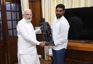 Arun Yogiraj with PM Narendra Modi and a smaller version of the Netaji statue at Kartavyapath.
