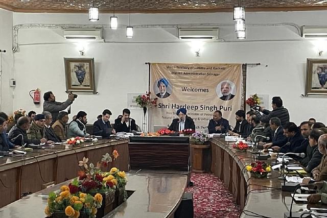 Union Minister Hardeep S Puri at a project review meet in Srinagar (MoHUA)