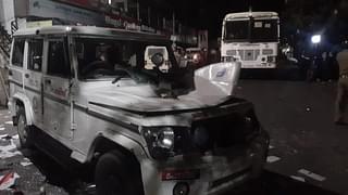 A police jeep damaged by the protesters at Vizhinjam (@pratheesh/Twitter)