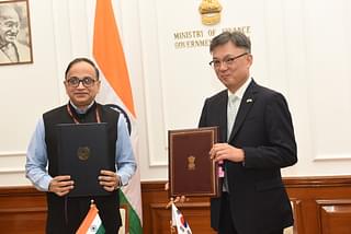 Officials of India and South Korea exchanging the loan agreement (Ministry of Finance)