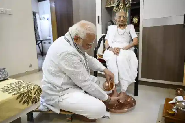 PM Modi with his mother Hiraben (Pic Via Twitter)