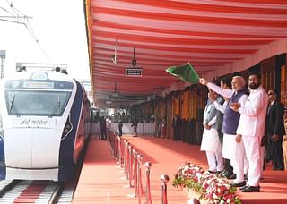 PM Modi flagging off Vande Bharat Express in Nagpur (@narendramodi/Twitter)