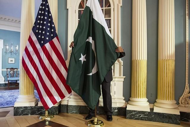 Flags of the United States and Pakistan.