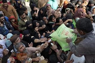 Crowd to buy flour in Pakistan (Twitter) 