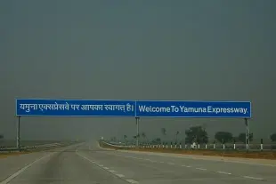 Yamuna Expressway (Ian Brown/Wikimedia Commons)