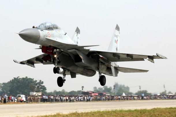 A Su-30 MKI landing on an expressway air strip.
