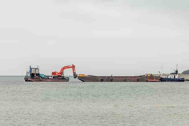 Dredging work on Sea bed in Germany (Michael Brandtner/Wikimedia Commons)