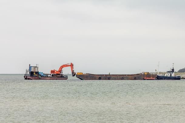 Dredging work on Sea bed in Germany (Michael Brandtner/Wikimedia Commons)