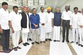 Former UP CM Akhilesh Yadav, Delhi CM Arvind Kejriwal, Kerala CM Pinarayi Vijayan and Punjab CM Bhagwant Mann with Telangana CM KCR (@BRSParty_News/Twitter)