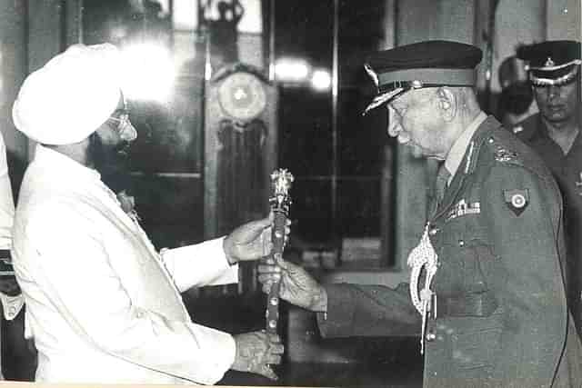 President Giani Zail Singh presenting the Rank of Field Marshal to K M Cariappa (Archives/President's Secretariat, Rashtrapati Bhavan)