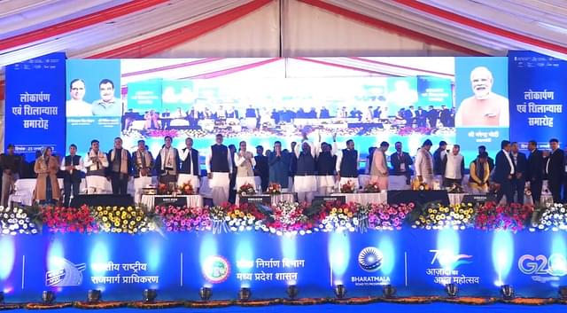 Union minister Nitin Gadkari and other dignitaries at the inauguration programme in Orchha (@nitin_gadkari/Twitter)