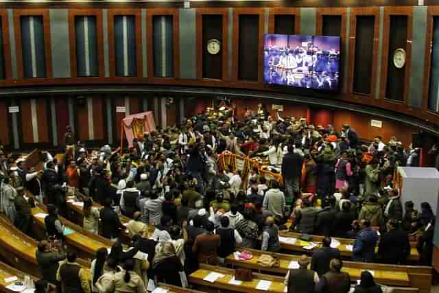 AAP Councillors enter well of the House in first session of newly elected MCD. (Twitter)