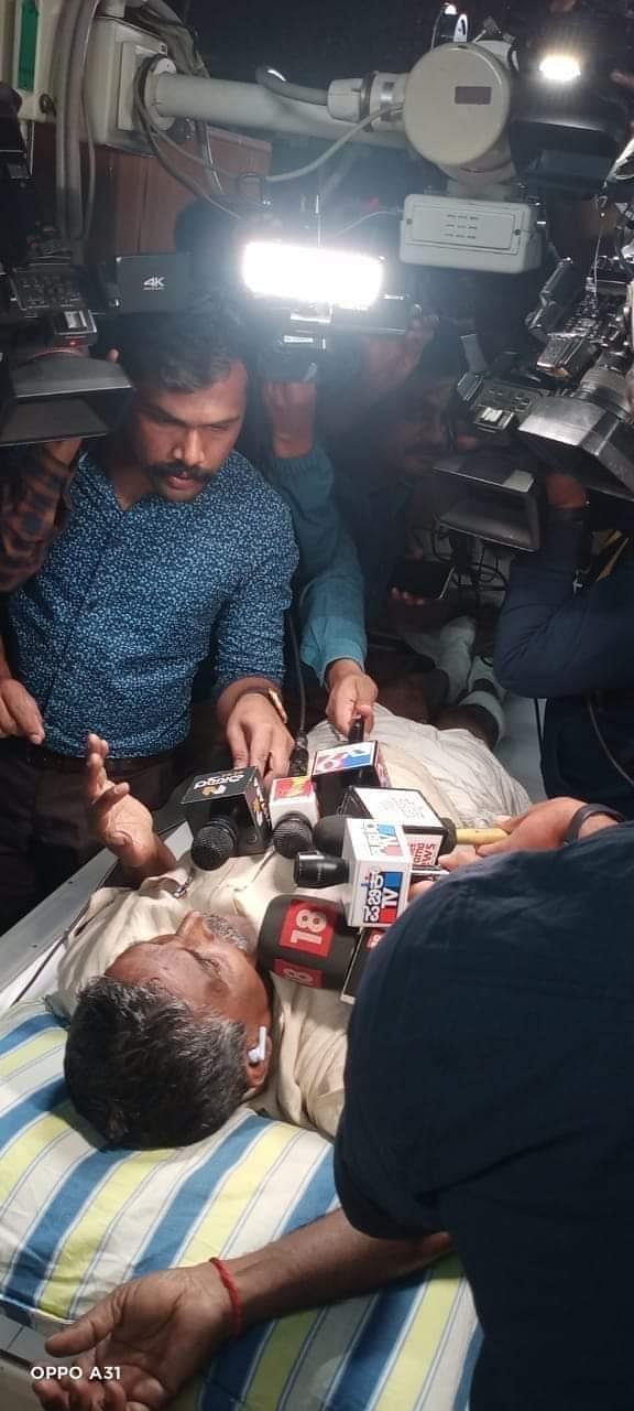 Media corner a victim. (Photo: Anantha Subramanyam K/Twitter)