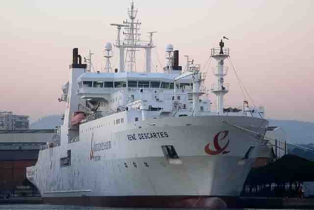 A submarine cable layer ship (Pic via Wikipedia)