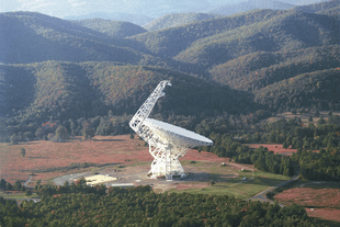 Data from the 100-metre Robert C Byrd Green Bank Telescope, located in West Virginia, the United States, is scanned for signs of extraterrestrial life. (Photo: NRAO/AUI/Wikimedia Commons)