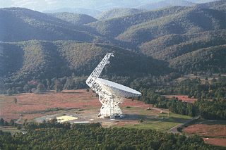 Data from the 100-metre Robert C Byrd Green Bank Telescope, located in West Virginia, the United States, is scanned for signs of extraterrestrial life. (Photo: NRAO/AUI/Wikimedia Commons)