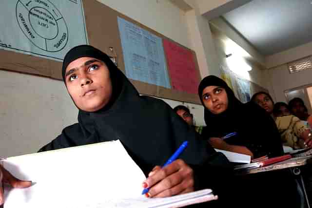 Muslim students in a classroom (Pixnio)