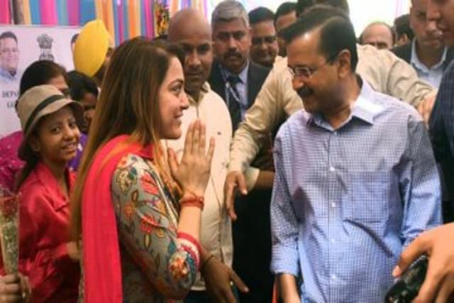 Delhi's New Mayor, Shelly Oberoi with Chief Minister, Arvind Kejriwal (Source: @OberoiShelly)